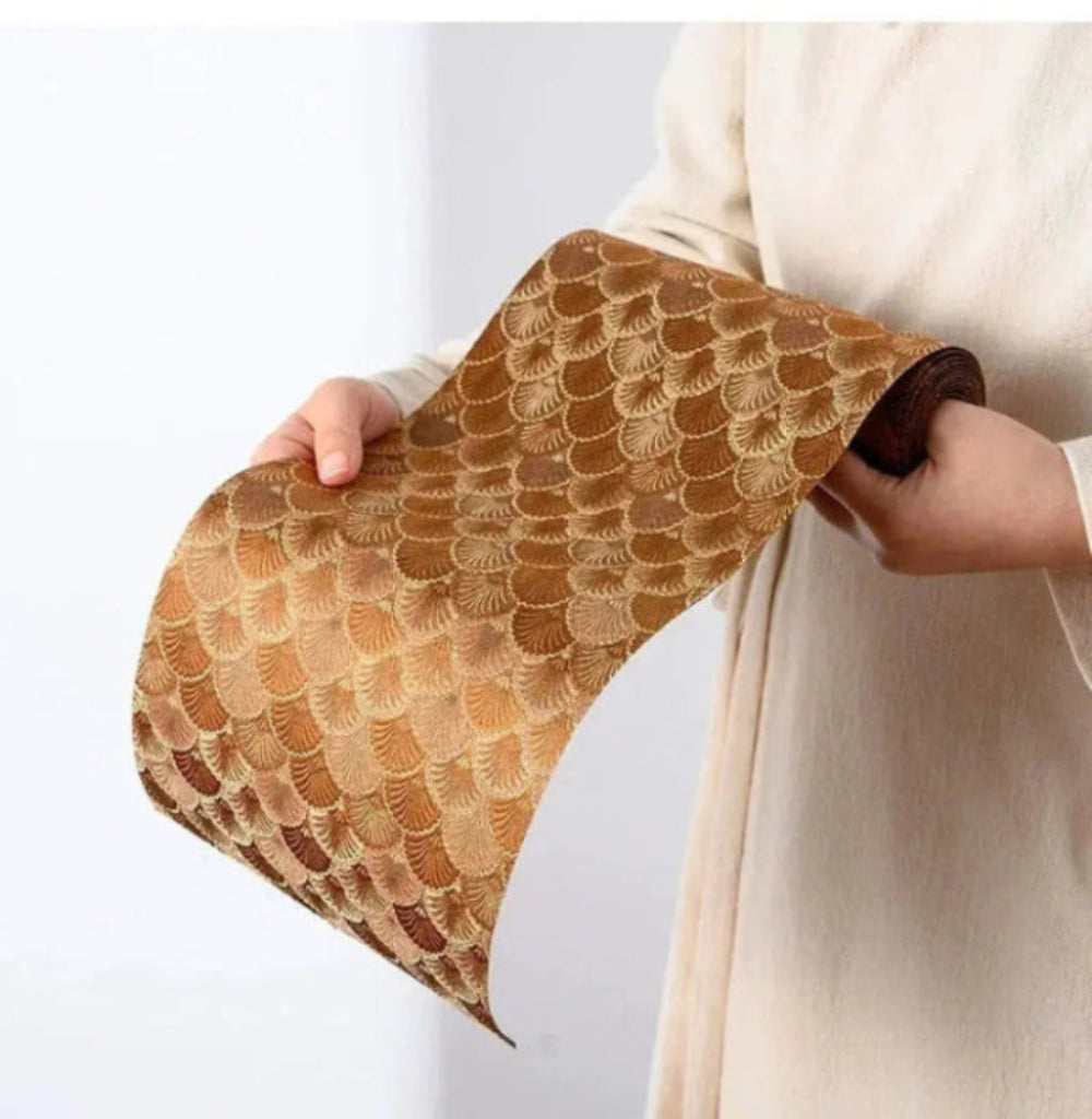 Image d'un magnifique chemin de table roulé à motif unique de couleur or scintillant à la lumière