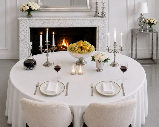 Centre de table élégant avec coupe en cristal, bougeoirs argentés et bouquet en timbale sur une table de dîner française