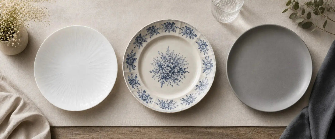 Comparatif vaisselle : assiette en porcelaine, faïence et grès côte à côte sur une table élégante