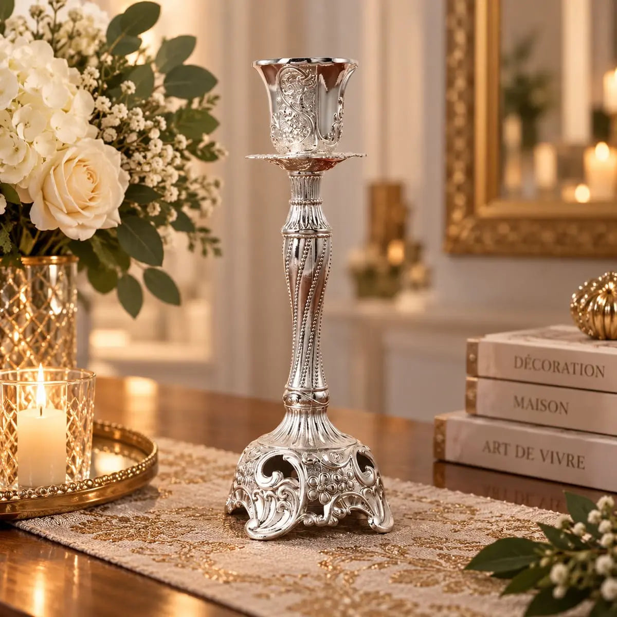 Bougeoir baroque vintage argenté au design sculpté, posé sur une table de décoration élégante