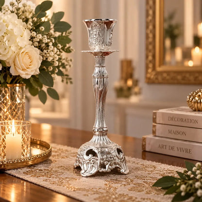 Bougeoir baroque vintage argenté au design sculpté, posé sur une table de décoration élégante