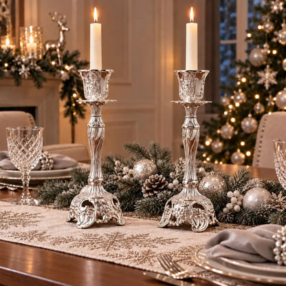 Paire de bougeoirs baroques vintage argentés en centre de table pour une ambiance hivernale