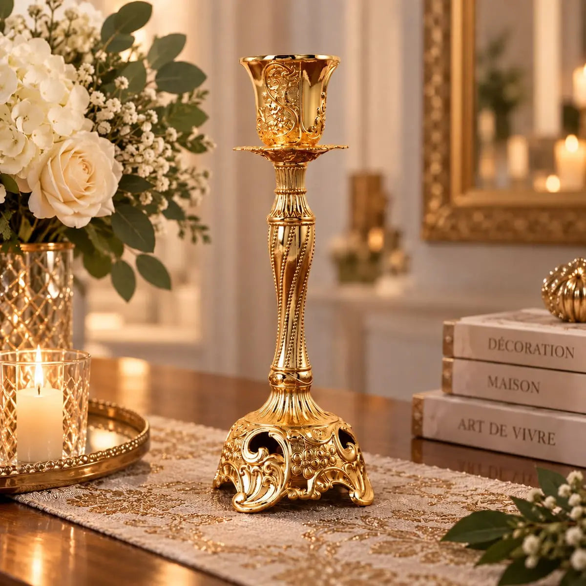 Bougeoir baroque vintage doré au design sculpté, posé sur une table de décoration luxueuse