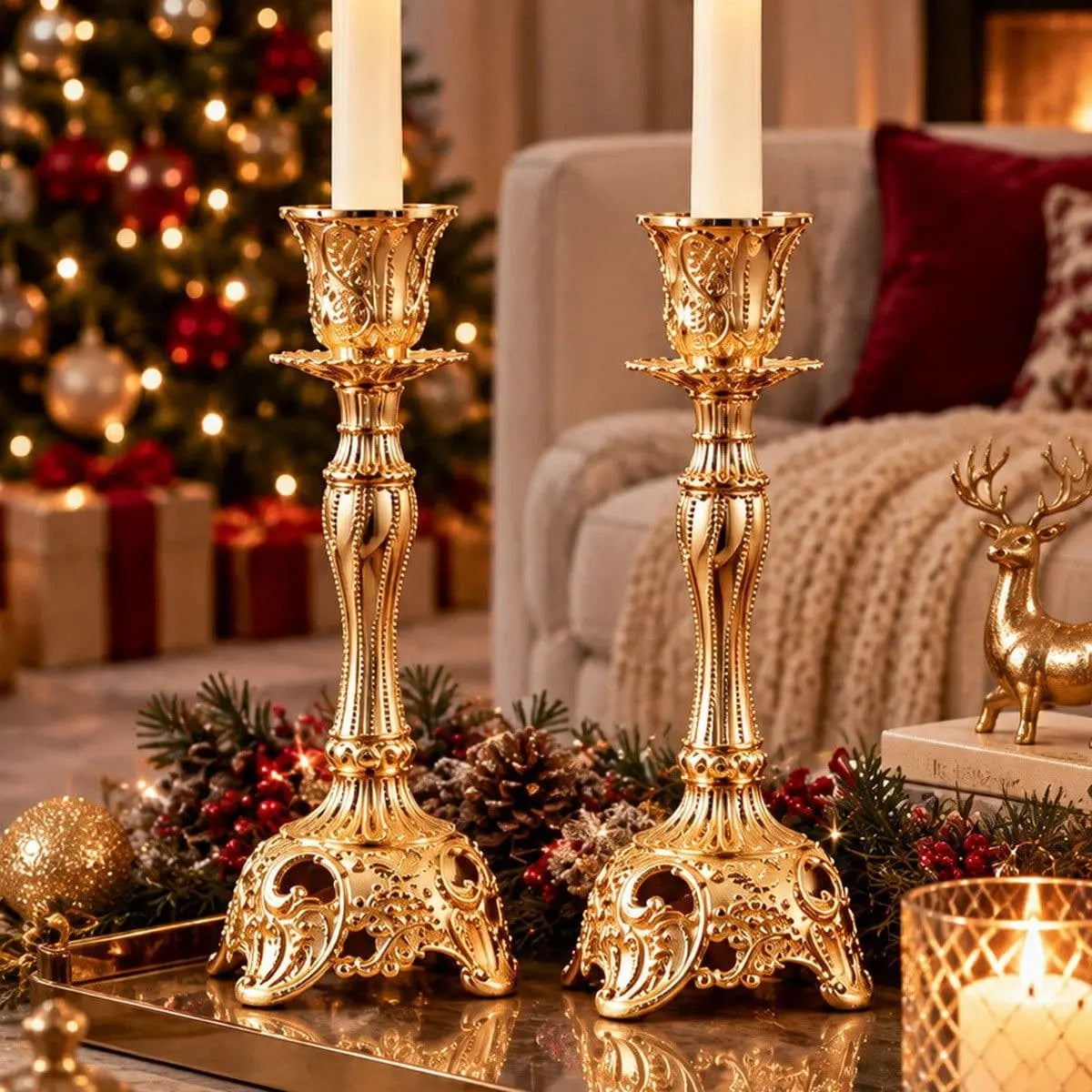 Paire de bougeoirs baroques vintage dorés avec chandelles dans un salon décoré pour Noël