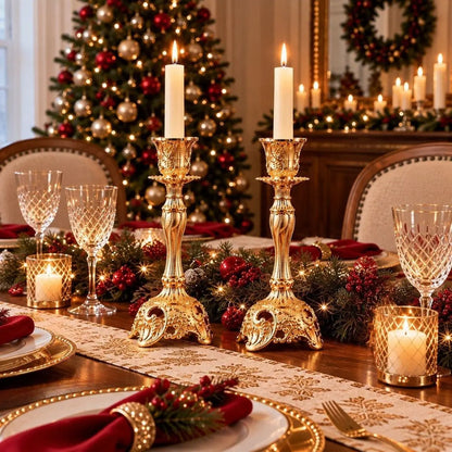 Paire de bougeoirs baroques vintage dorés en centre de table pour un repas de Noël élégant