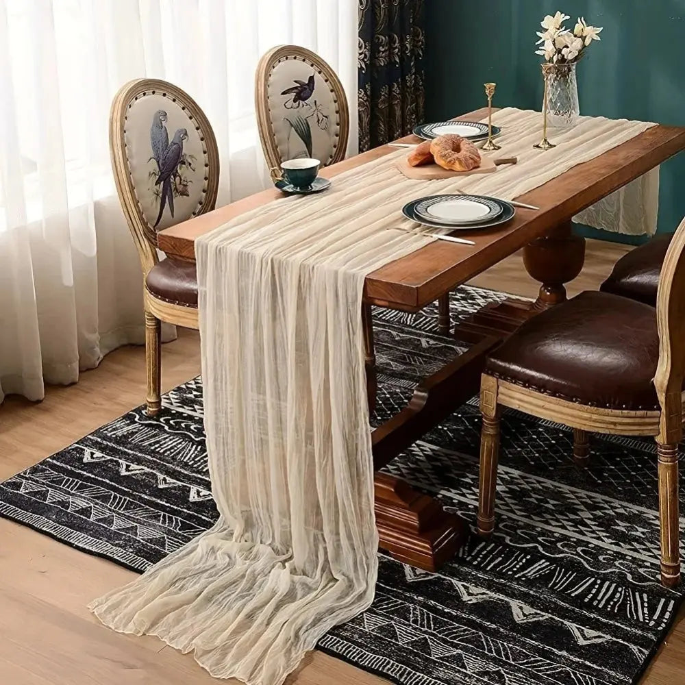 Image d'un chemin de table beige sur une table décorée de façon élégante et rustique