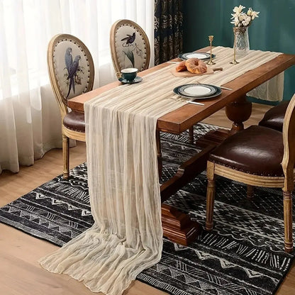 Image d'un chemin de table beige sur une table décorée de façon élégante et rustique