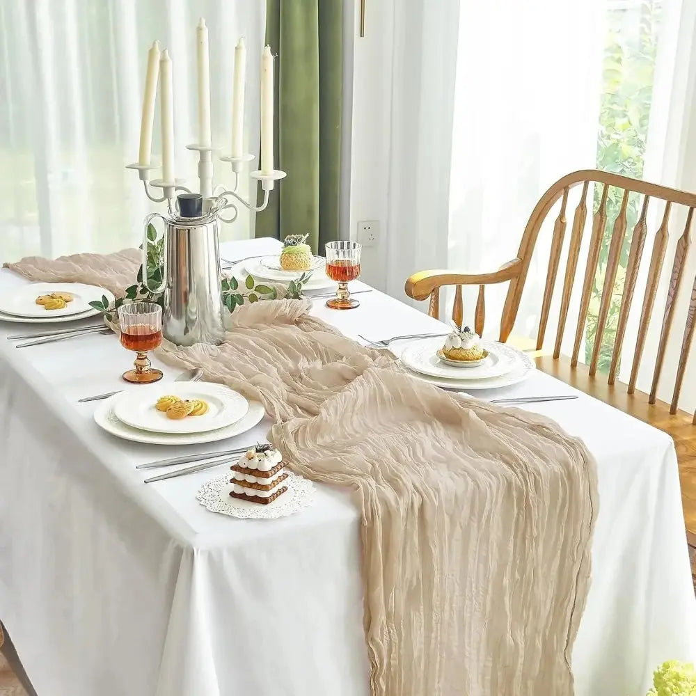 Image d'un chemin de table beige sur une invitante table à dîner remplie de sucreries