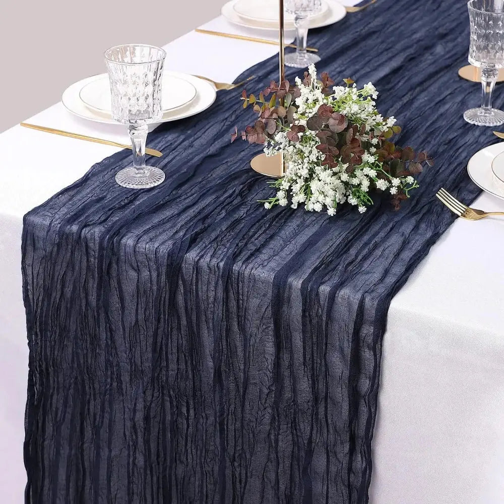 Image d'un chemin de table bleu marine sur une table à dîner garnie d'un joli bouquet de fleurs