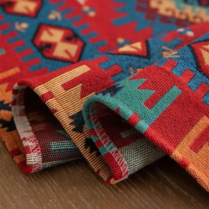Gros plan sur les coutures et le tissage jacquard d'un chemin de table bohème à motifs géométriques colorés