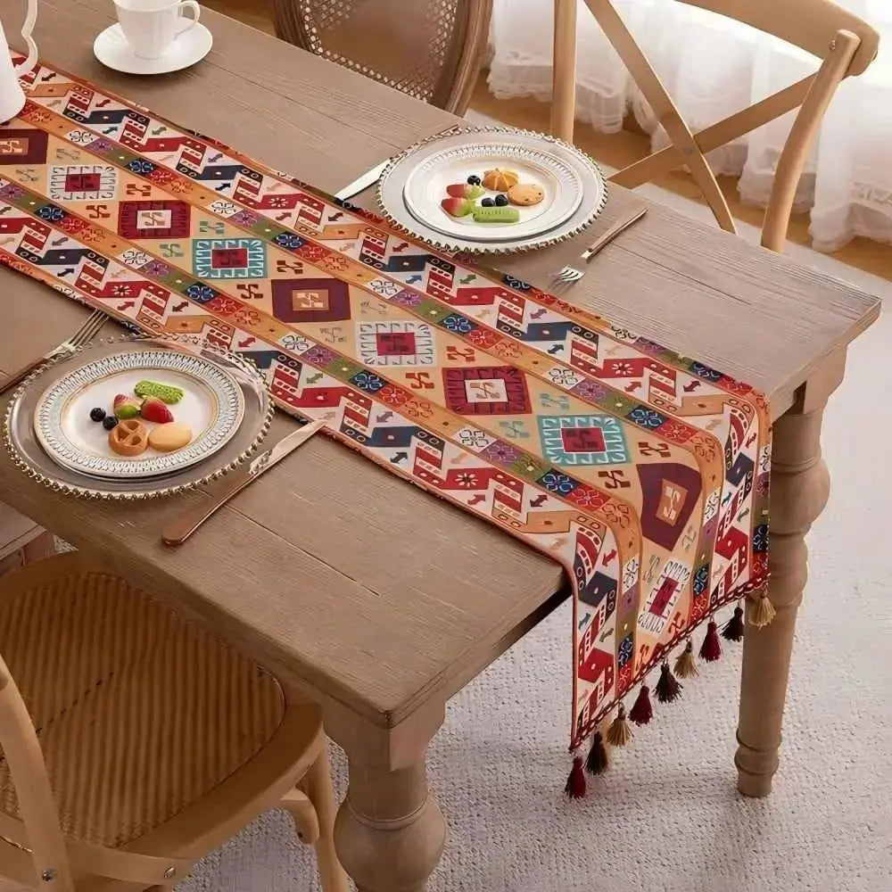 Image d'un original chemin de table au style bohème et rétro avec de petits losanges et autres formes inusités sur une table à dîner en bois dur