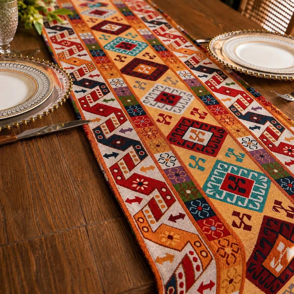 Gros plan sur le motif jacquard à petits losanges d'un chemin de table bohème aux couleurs vives