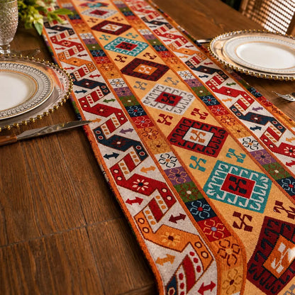 Gros plan sur le motif jacquard à petits losanges d'un chemin de table bohème aux couleurs vives