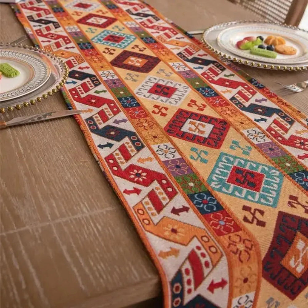 Image d'un joli chemin de table au style bohème et rétro avec multiples formes et couleurs sur une table à dîner en bois dur