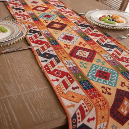 Image d'un joli chemin de table au style bohème et rétro avec multiples formes et couleurs sur une table à dîner en bois dur