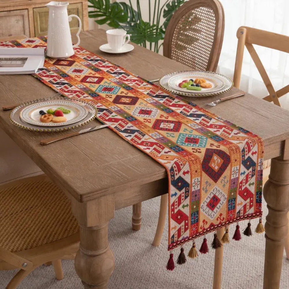 Image d'un magnifique chemin de table au style bohème et rétro avec de petits losanges et autres formes inusités sur une table à dîner en bois dur 