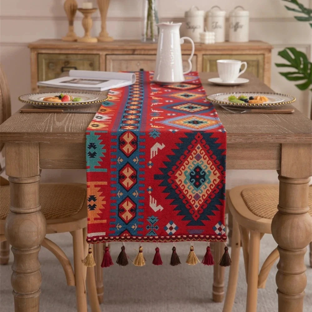Image d'un original chemin de table au style bohème et rétro remplit de magnifiques couleurs sur une table à dîner en bois dur
