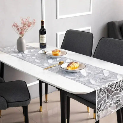 Image d'un magnifique chemin de table argenté au motif de feuille sur une jolie table avec de délicieuses viennoiseries