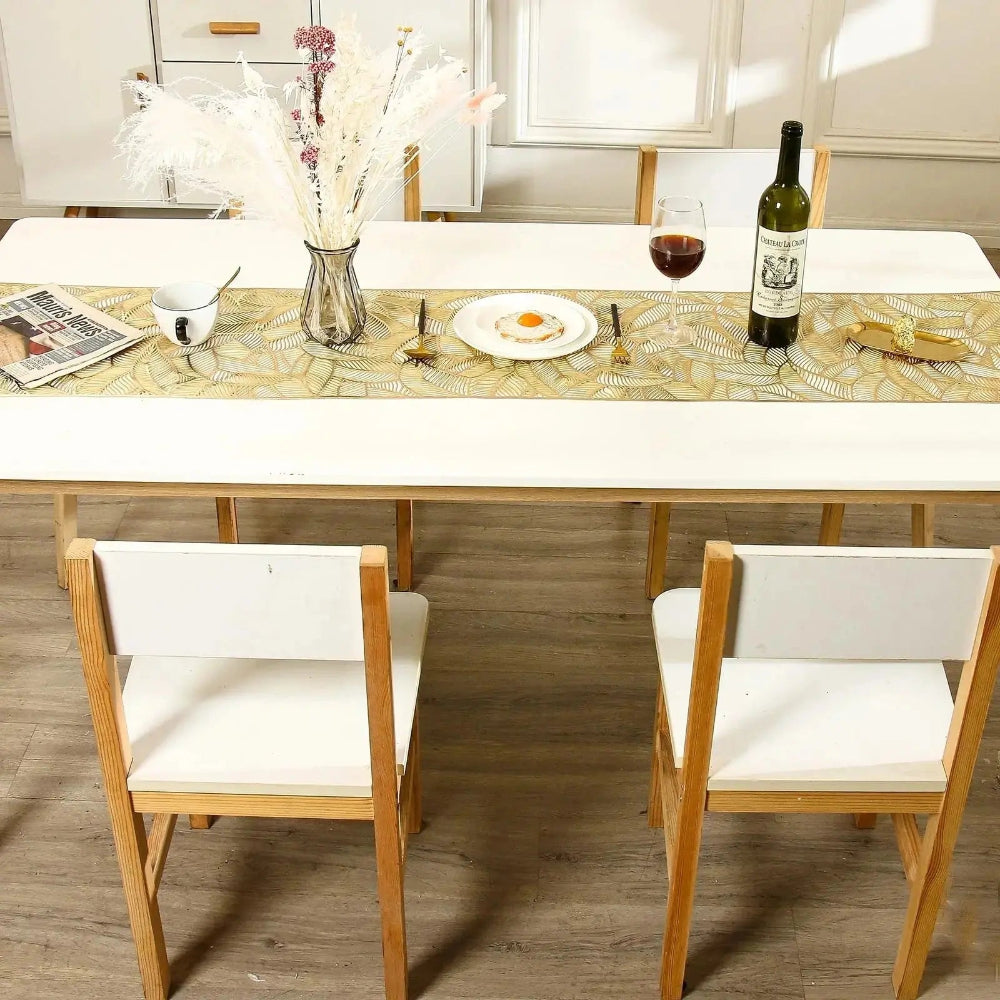 Image d'un magnifique chemin de table au motif de feuille sur une table rectangulaire en bois pour quatre personnes à l'apéro