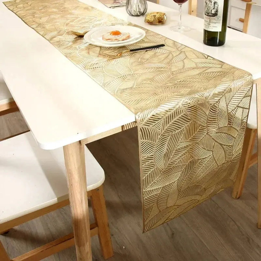 Image d'un magnifique chemin de table au motif élégant de feuille sur une table en bois à l'apéro
