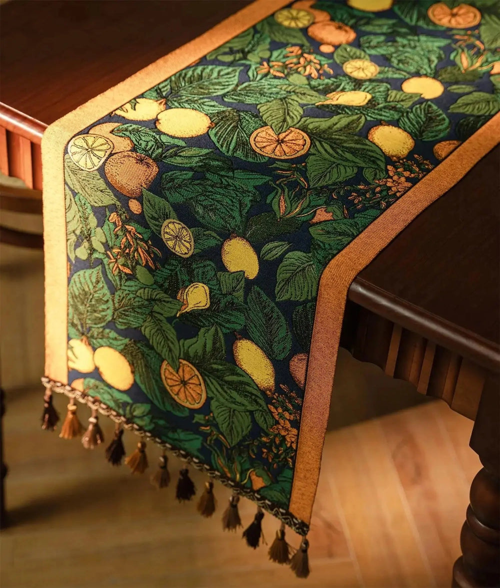 Image d'un élégant chemin de table ayant des agrumes et des feuilles vertes comme motif, placé sur une table en bois brun