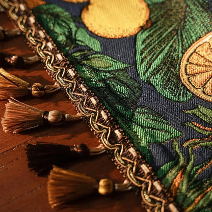 Image d'un petit bout de chemin de table ayant des agrumes comme motif avec ses belles coutures 