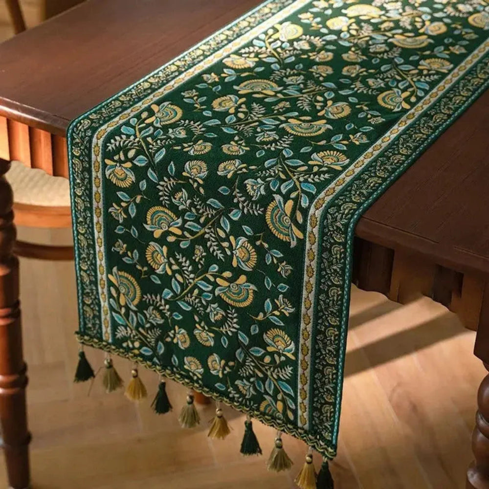 Image d'un élégant chemin de table représentant des petites fleurs en forme d'éventail comme motif, placé sur une table en bois dur