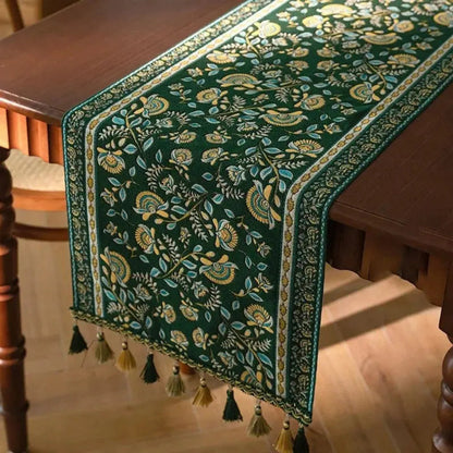 Image d'un élégant chemin de table représentant des petites fleurs en forme d'éventail comme motif, placé sur une table en bois dur