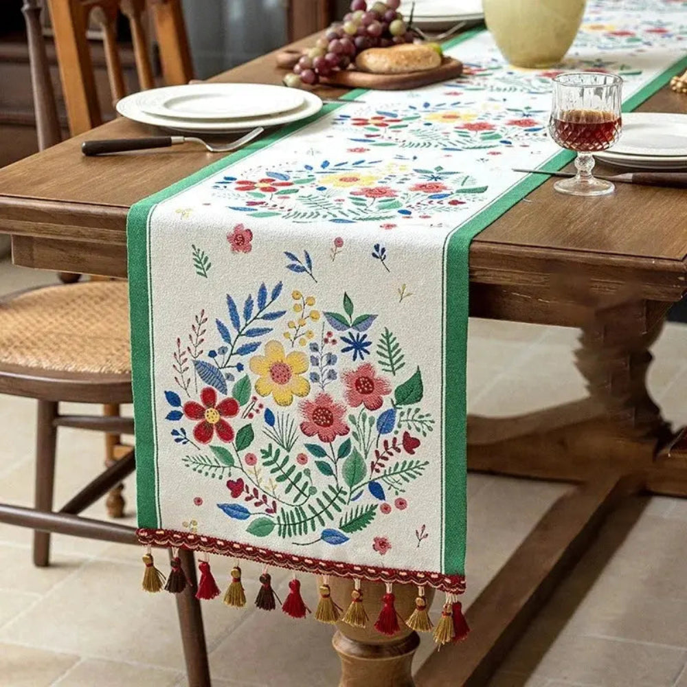 Image d'un élégant chemin de table représentant un jardin de fleurs  comme motif, placé sur une table en bois dur