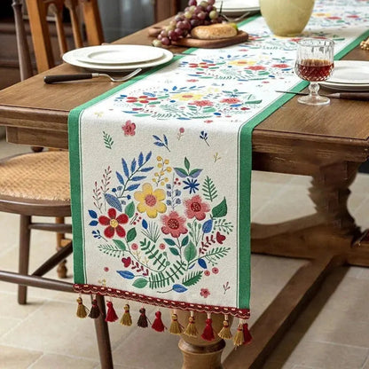 Image d'un élégant chemin de table représentant un jardin de fleurs  comme motif, placé sur une table en bois dur