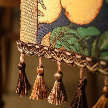 Image d'un petit bout de chemin de table avec ses belles coutures et ses jolis pompons