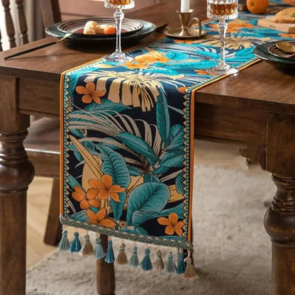 Image d'un élégant chemin de table représentant des fleurs exotiques comme motif, placé sur une magnifique table en bois brun