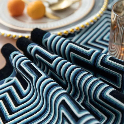 Image d'un chemin de table jacquard aux formes géométriques bleu et noir vu de très proche sur ses détails