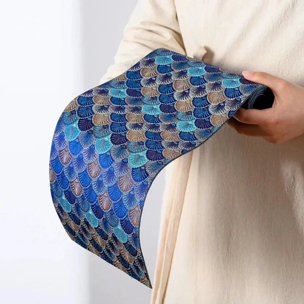 Image d'un magnifique chemin de table roulé à motif unique de couleur bleu scintillant à la lumière