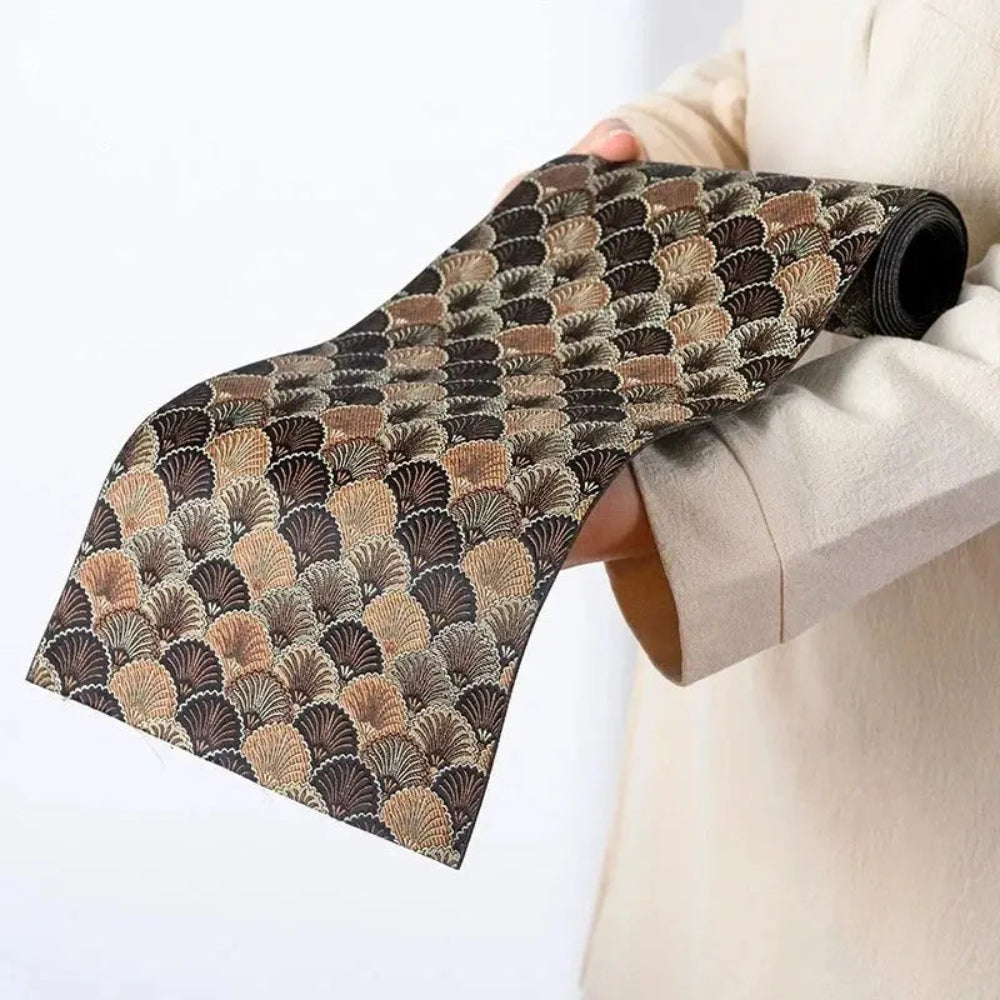 Image d'un magnifique chemin de table roulé à motif unique de couleur café moka scintillant à la lumière