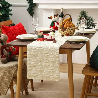 Élégant et doux chemin de table de Noël de couleur beige avec de petits sapins tissés en relief, placé sur une jolie table à dîner en bois au décor des Fêtes