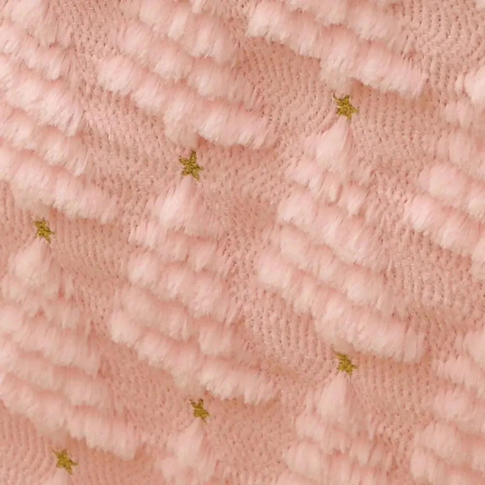 Élégant et doux chemin de table de Noël de couleur rose avec de petits sapins tissés en relief, vu de très près