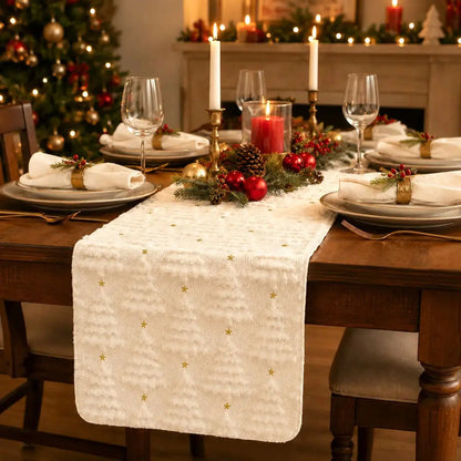 Chemin de table de Noël blanc crème à motifs de sapins texturés, sur table dressée avec bougies et centre de table festif