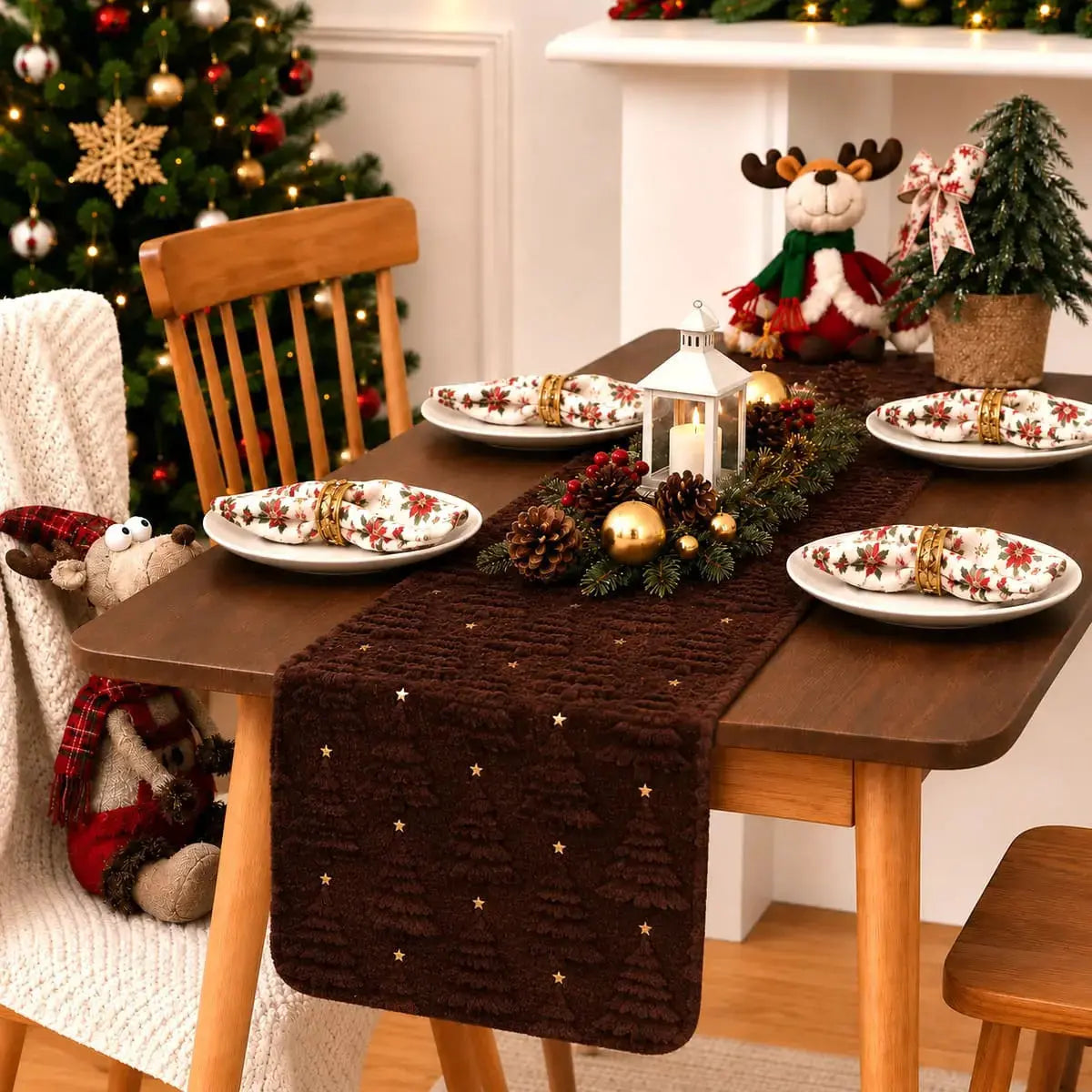 Chemin de table de Noël brun foncé à motifs de sapins texturés, sur table dressée avec serviettes fleuries et boules dorées