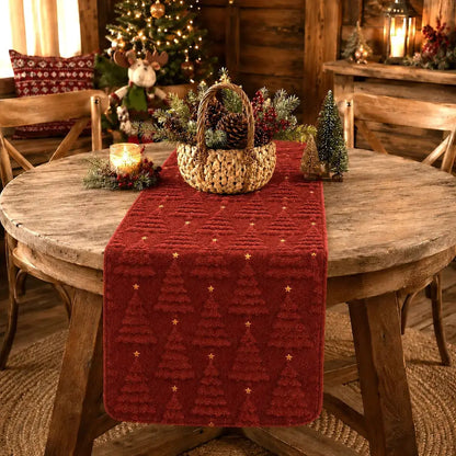 Chemin de table de Noël brun rouge à motifs de sapins texturés, sur table ronde rustique avec décorations de sapin
