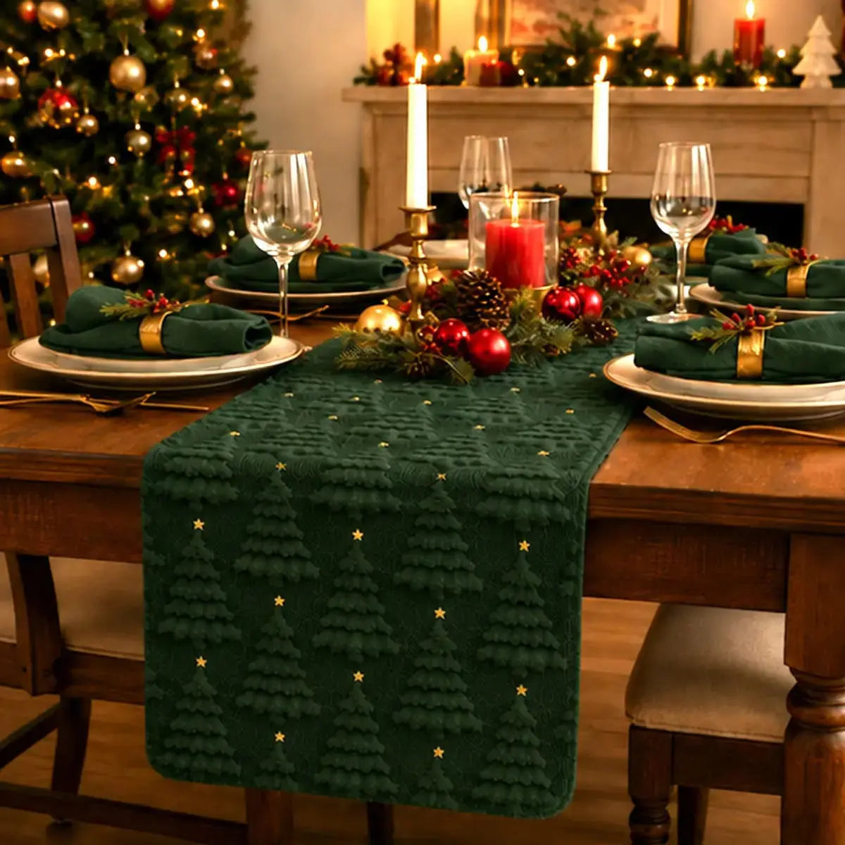 Chemin de table de Noël vert forêt à motifs de sapins texturés, sur table dressée avec bougies et boules rouges