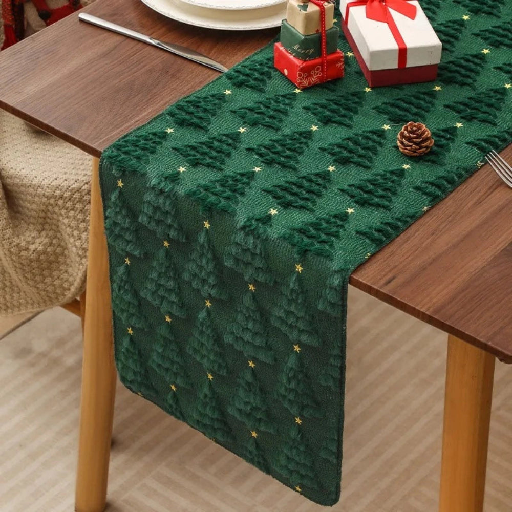 Élégant et doux chemin de table de Noël de couleur verte forêt avec de petits sapins tissés en relief, placé sur une table en bois