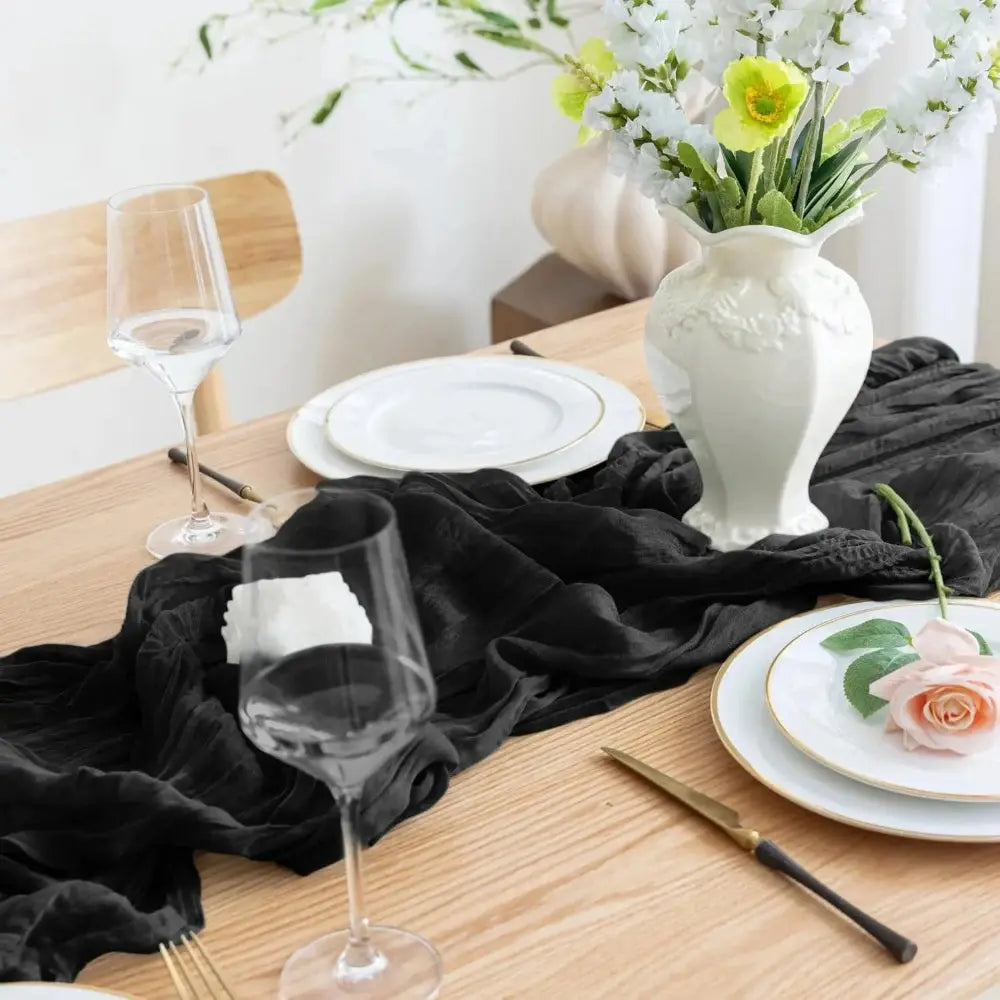Image d'un chemin de table noir orné de jolies fleurs
