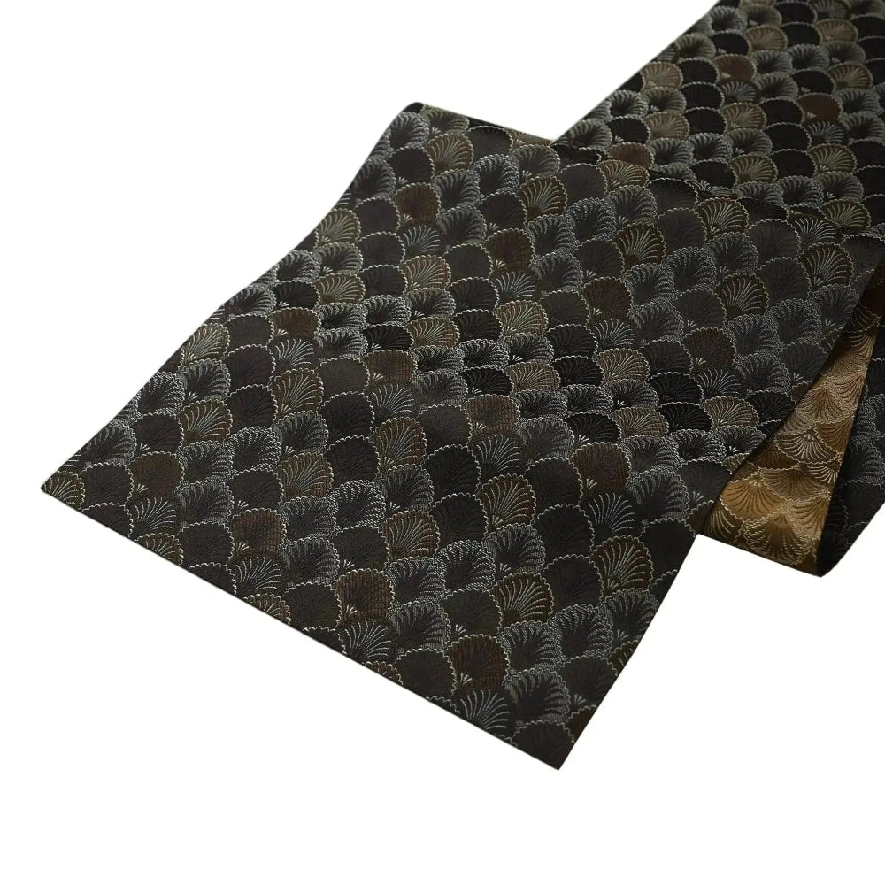 Image d'un élégant chemin de table à motif unique sur fond blanc montrant les deux côtés de celui-ci