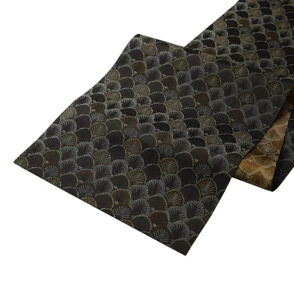 Image d'un élégant chemin de table à motif unique sur fond blanc montrant les deux côtés de celui-ci