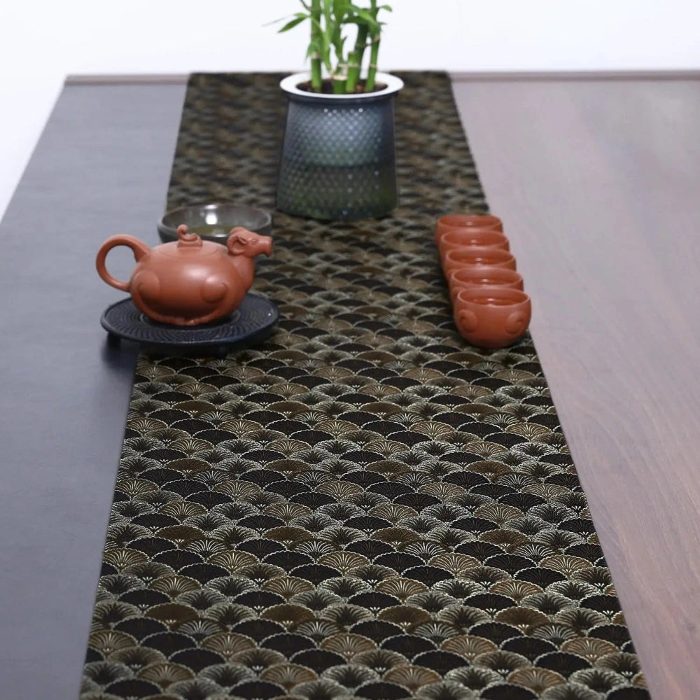 Image d'un élégant chemin de table placé sur une table de style contemporain en bois avec de mignonnes petites tasses à thé avec sa théière en forme d'animal