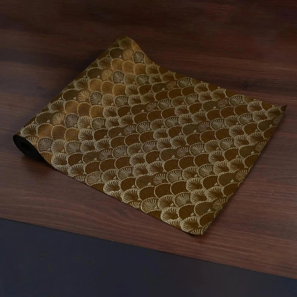 Image d'un chic chemin de table à motif unique roulé sur une table en bois et montrant la réversibilité de celui-ci