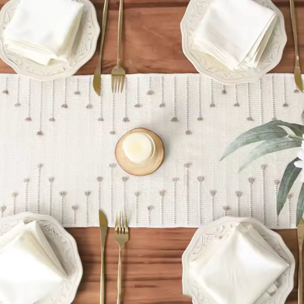 Image d'un chemin de table de couleur crème au centre d'une jolie table avec de magnifiques couverts