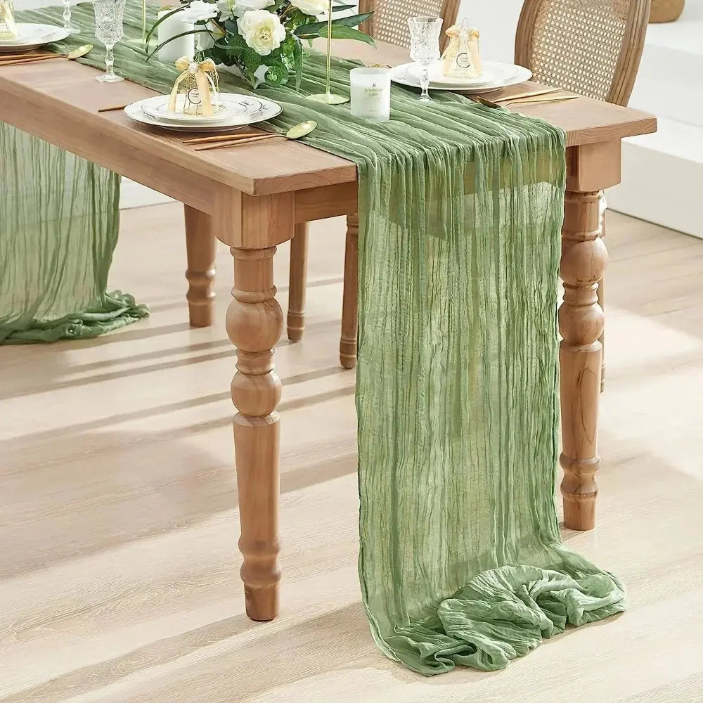 Image d'un chemin de table vert sauge sur une élégante table à dîner en bois 
