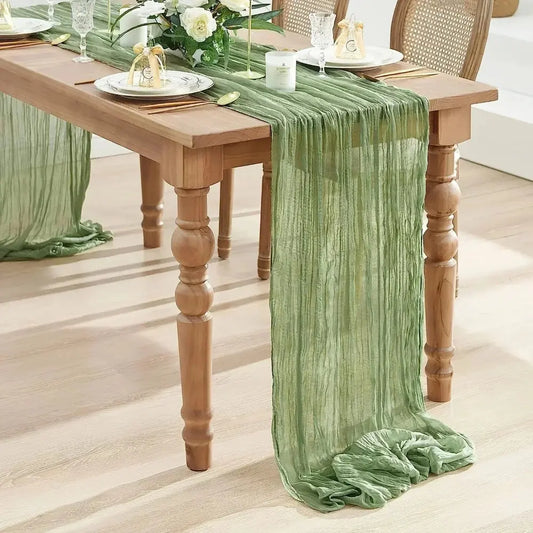 Image d'un chemin de table vert sauge sur une élégante table à dîner en bois 